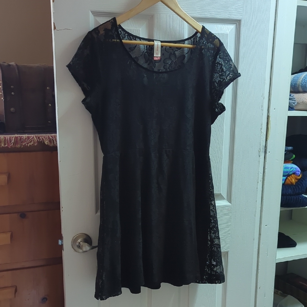 No Boundaries Black Sheath Mini Dress Scoop Neck Short Sleeve